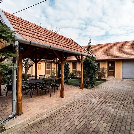 Estike Apartman Gyula Buitenkant foto