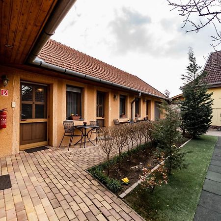 Estike Apartman Gyula Buitenkant foto