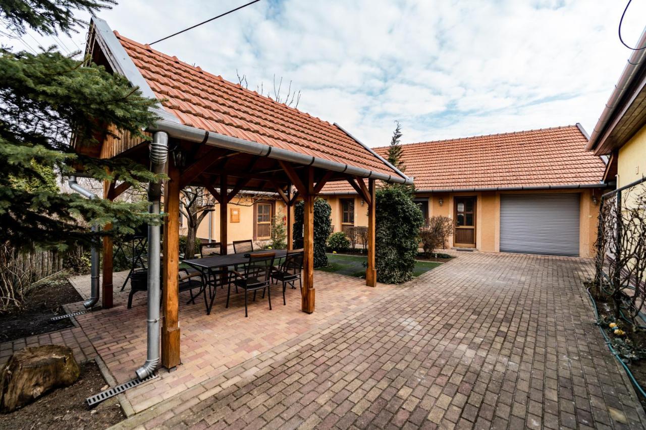 Estike Apartman Gyula Buitenkant foto
