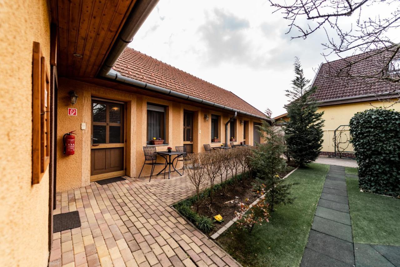 Estike Apartman Gyula Buitenkant foto