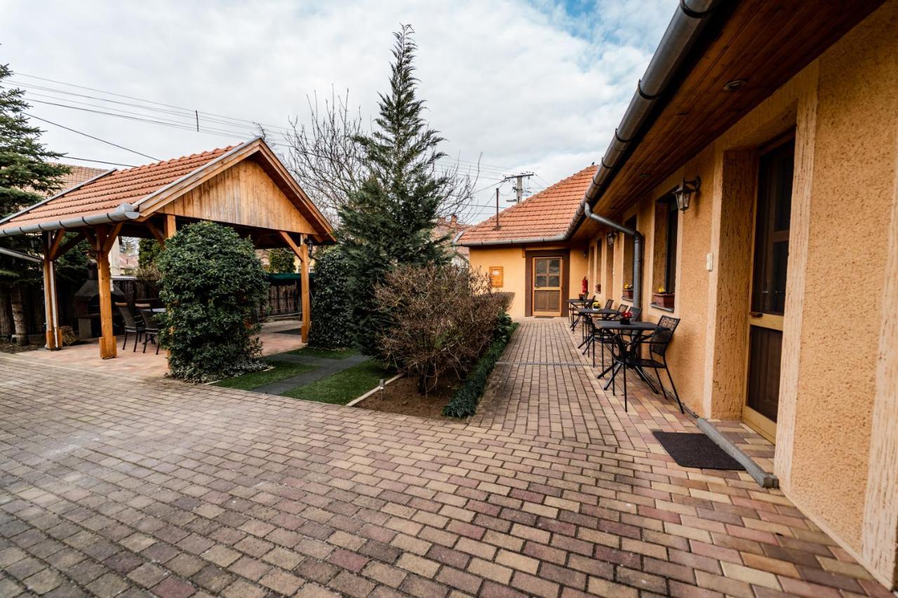 Estike Apartman Gyula Buitenkant foto