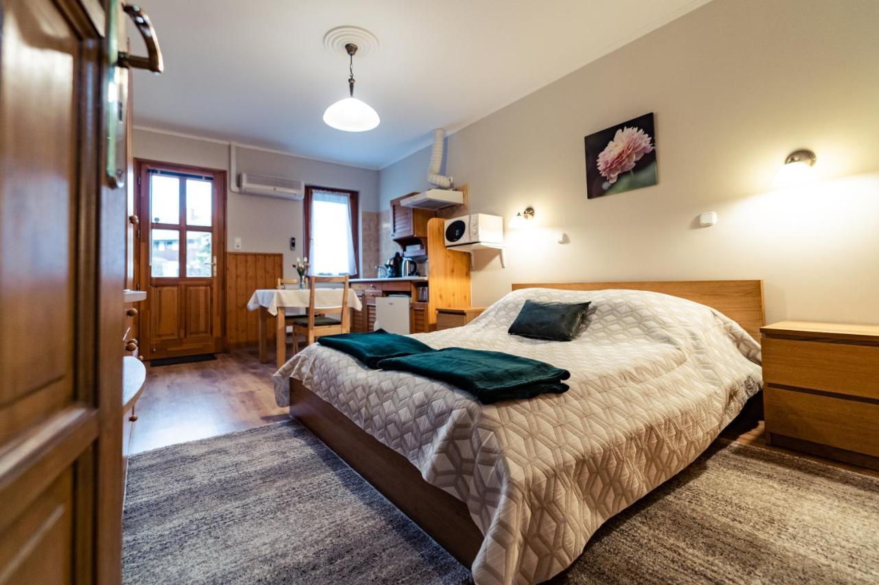 Estike Apartman Gyula Buitenkant foto