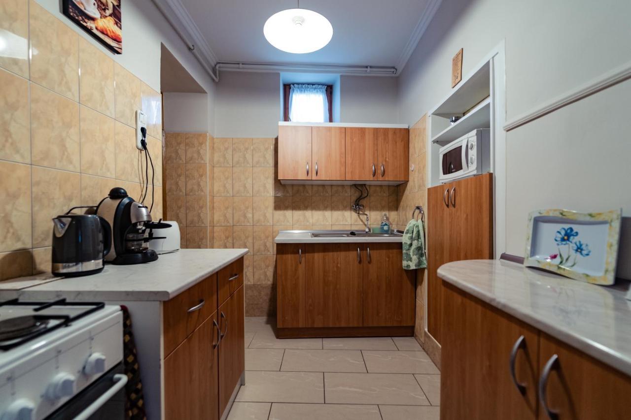 Estike Apartman Gyula Buitenkant foto