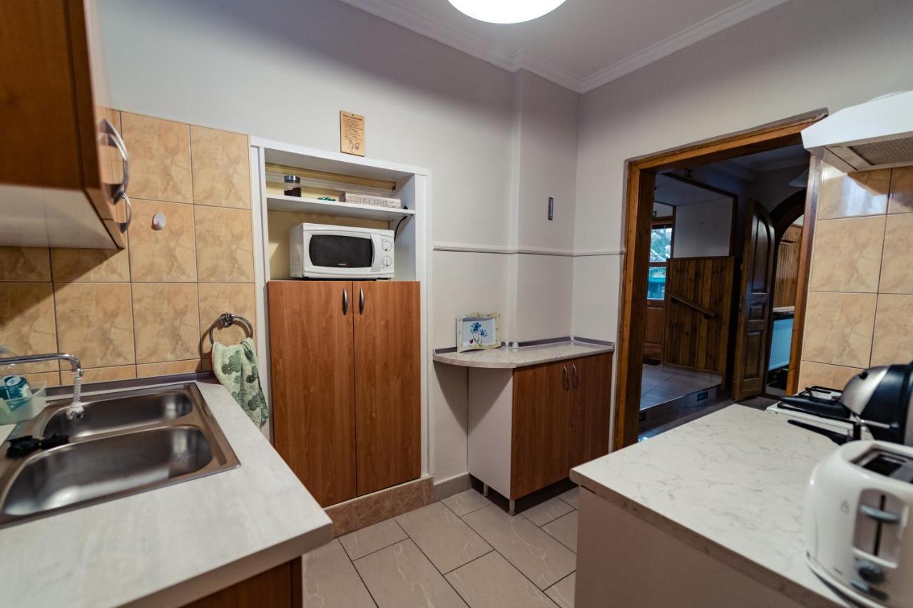 Estike Apartman Gyula Buitenkant foto