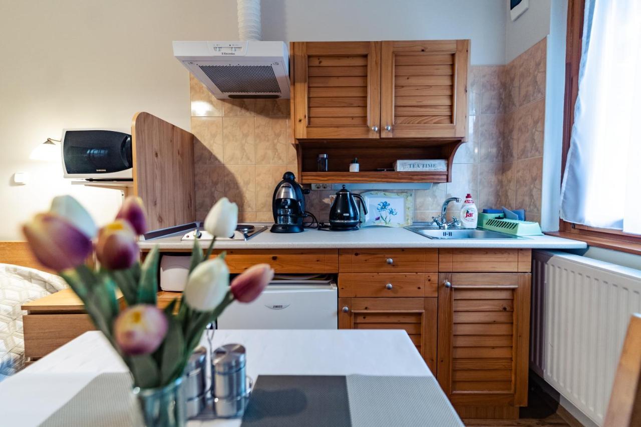 Estike Apartman Gyula Buitenkant foto