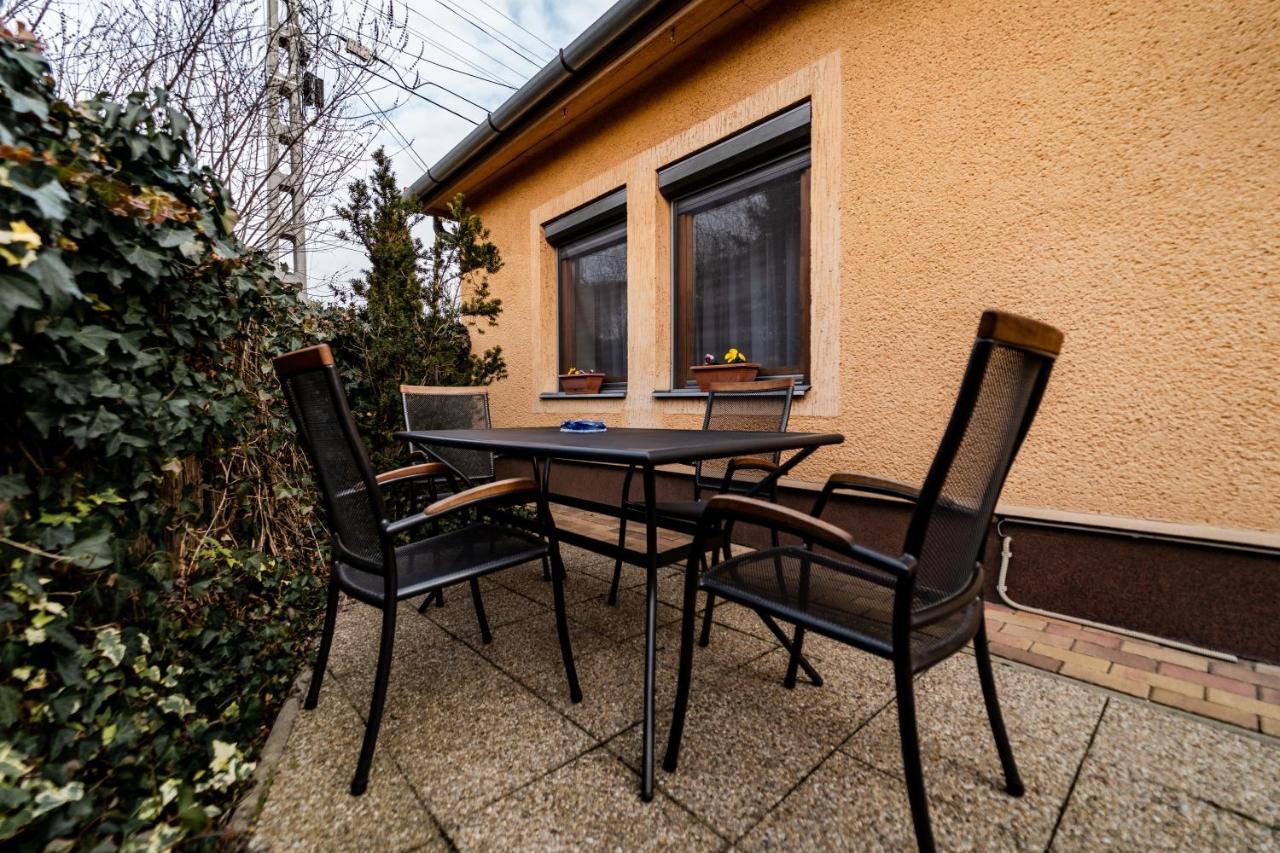 Estike Apartman Gyula Buitenkant foto