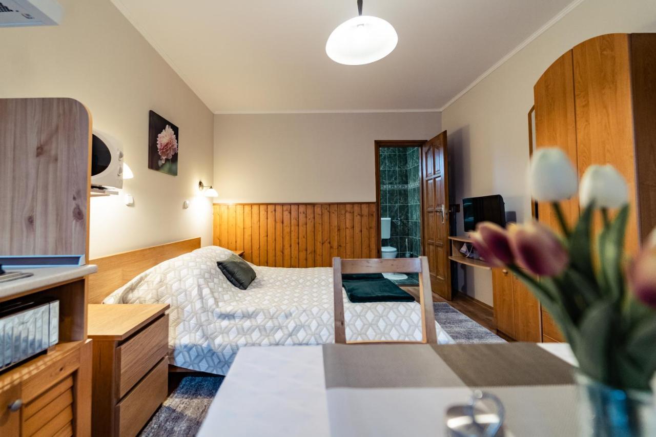 Estike Apartman Gyula Buitenkant foto