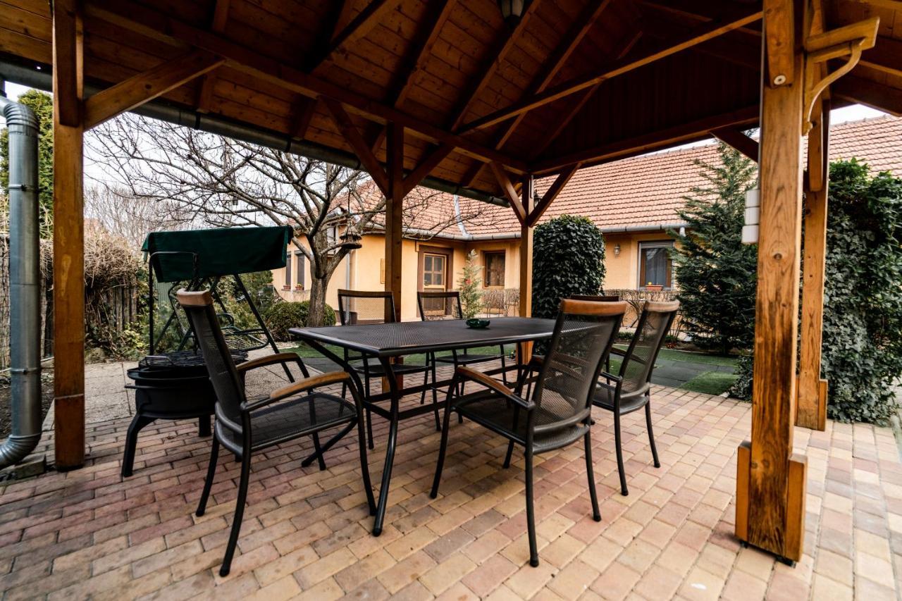 Estike Apartman Gyula Buitenkant foto