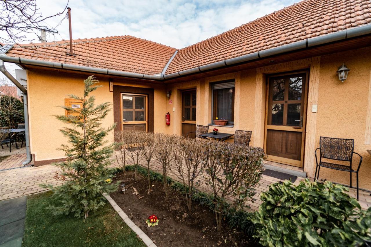 Estike Apartman Gyula Buitenkant foto